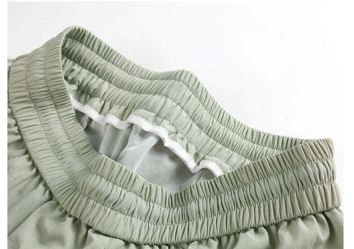 💰90
Adidas/阿迪达斯 经典三条杠直筒运动短裤休闲裤美式街头宽松休闲短裤，男女同款。
阿迪每年都会推出经典畅销款，这款最新系列梭织短裤可以说最好看了，裤型两侧经典三条杠➕运动条纹拼接设计，个性十足，经典logo印花，让人看一眼就想要入手的神裤。
抽绳腰围设计，中性百搭版型，上身效果非常有型，男生女生都可以穿，也可搭配情侣。
颜色:黑色 豆绿 草绿
尺码:M-4XL
尺码表参考第九张图


















