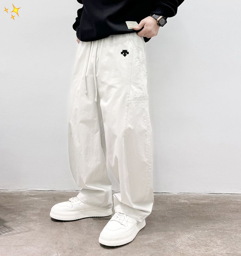 供货价:105💰『香港行政贸易』顶流品质,极致做工系列,原包装+原吊牌
DESCENTE/迪桑特 春夏新款纯棉工装裤阔腿裤2025新款
👖早秋必备 | 宝子们,今天必须给大家分享一款我最近挖到的宝藏裤子👉2025新款男士阔腿裤
🌟版型绝绝子
它是直筒阔腿的版型哦,对咱们小个子超级友好😜,能很好地修饰腿型,视觉上瞬间拉长腿部线条,秒变大长腿🦵。而且它的垂感超棒,走起路来那叫一个飘逸,满满的时尚感💃。
穿上它就像被温暖的云朵包围着☁,保暖性杠杠的,完全不用担心会冻腿啦,真的是既美丽又冻人
🎀搭配超容易
搭配方面也完全不用愁哦,无论是搭配简约的T恤、卫衣,还是时尚的毛衣、外套,它都能轻松驾驭,适配各种风格,休闲风、时尚风随意切换🥳。
颜色:黑色 白色
尺码:M-3XL