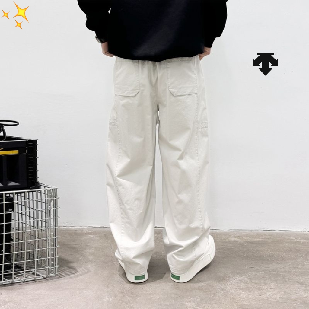 供货价:105💰『香港行政贸易』顶流品质,极致做工系列,原包装+原吊牌
DESCENTE/迪桑特 春夏新款纯棉工装裤阔腿裤2025新款
👖早秋必备 | 宝子们,今天必须给大家分享一款我最近挖到的宝藏裤子👉2025新款男士阔腿裤
🌟版型绝绝子
它是直筒阔腿的版型哦,对咱们小个子超级友好😜,能很好地修饰腿型,视觉上瞬间拉长腿部线条,秒变大长腿🦵。而且它的垂感超棒,走起路来那叫一个飘逸,满满的时尚感💃。
穿上它就像被温暖的云朵包围着☁,保暖性杠杠的,完全不用担心会冻腿啦,真的是既美丽又冻人
🎀搭配超容易
搭配方面也完全不用愁哦,无论是搭配简约的T恤、卫衣,还是时尚的毛衣、外套,它都能轻松驾驭,适配各种风格,休闲风、时尚风随意切换🥳。
颜色:黑色 白色
尺码:M-3XL