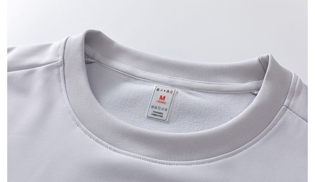  💰💰105
     DESCENTE/迪桑特秋新品户外磨毛长袖圆领T恤无痕压胶通勤休闲日常上衣

甄选高支精梳棉混纺面料，触感柔软细腻，亲肤透气，兼顾耐磨与挺括，不易变形。内里采用精细磨毛处理，提升保暖性与穿着舒适度，秋冬季单穿或叠搭皆宜，简约百搭圆领长袖卫衣，舒适与质感并存。

细节方面，小到一针一线大到立体裁剪稳固版型同时方便活动；兼具复古感与耐穿度。胸前标志性logo，低调彰显品牌格调。

百搭配色，轻松应对日常通勤、休闲出行等多种场景，一件即可穿出干净利落的高级感。

-颜色：黑色、白色 灰色 军绿 藏青
-尺码：M-4XL















