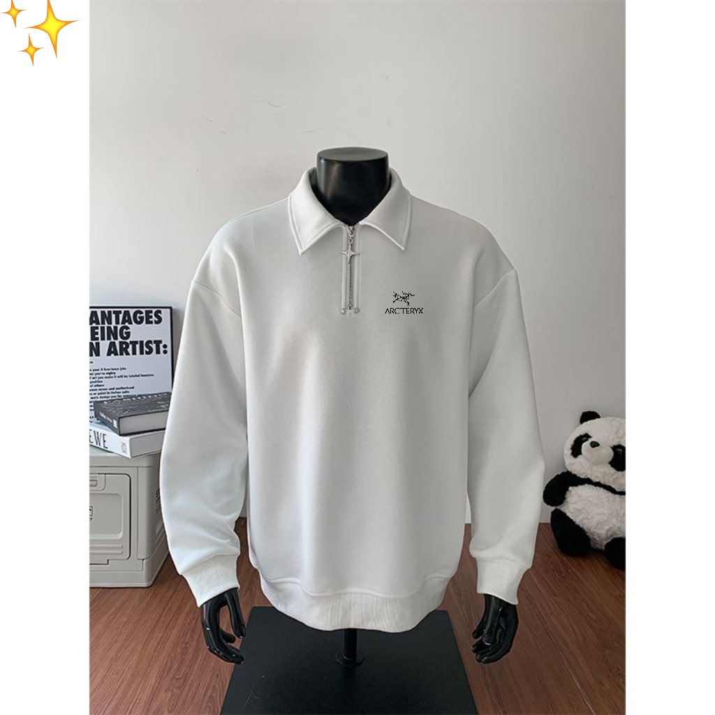  💰110
𝐀𝐑𝐂‘𝐓𝐄𝐑𝐘𝐗/始祖鸟 秋季重磅金属装饰大码💰olo领老钱卫衣
   进口专用纯棉面料，高科技功能性面料，穿着时可以释放等离子，7A抗菌，亚洲身材版型，版型超正！代工厂出品，品质无敌！品牌标志性LOGO 大气不失优雅 上身满满高级感！☑️☑️
大厂出品 品质放心 细节看得到！对比专柜无差别的性价比！	高端商务休闲男人衣柜必备的一件衣服！实物入手更好看！您非常值得拥有！👍👍👍

颜色：黑色 浅灰色 白色
尺码：M -4XL






































