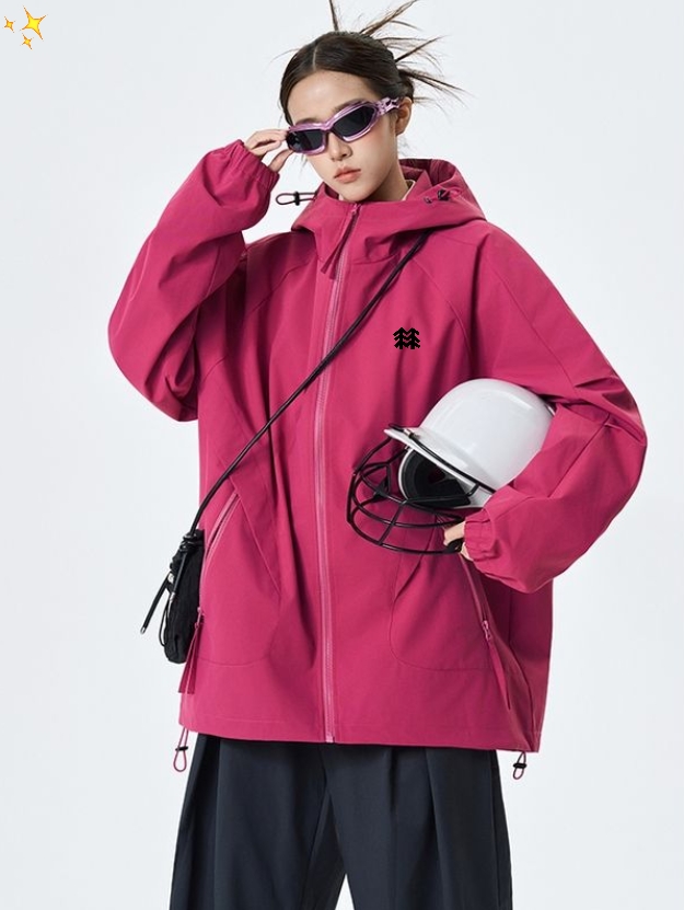 供货价:125💰『云仓特别款』出口贸易版本,天花板版本,原包装+原吊牌  
    可隆/KOLONSPORT 2025 科技三防秋季男女同款户外软壳冲锋衣连帽运动外套
户外科技面料 轻便 透气防风抗撕裂!遇水后 你稍微拍打一下就行!户外功能性满满!在达到高效防水效果的同时不影响面料的透气性!
真心牛! 虽然很轻便但是也做到了耐磨耐穿抗皱挺廓!3D立体式裁剪! 加宽的帽檐口防风有型! 不仅仅是衣身 就连袖子也是立裁的!增强灵活性 手肘不受束缚!	顶部	抬起放下间很舒服你穿了就知道!
颜色: 黑色 水泥灰 薄雾灰 玫红
尺码:M/3XL

















