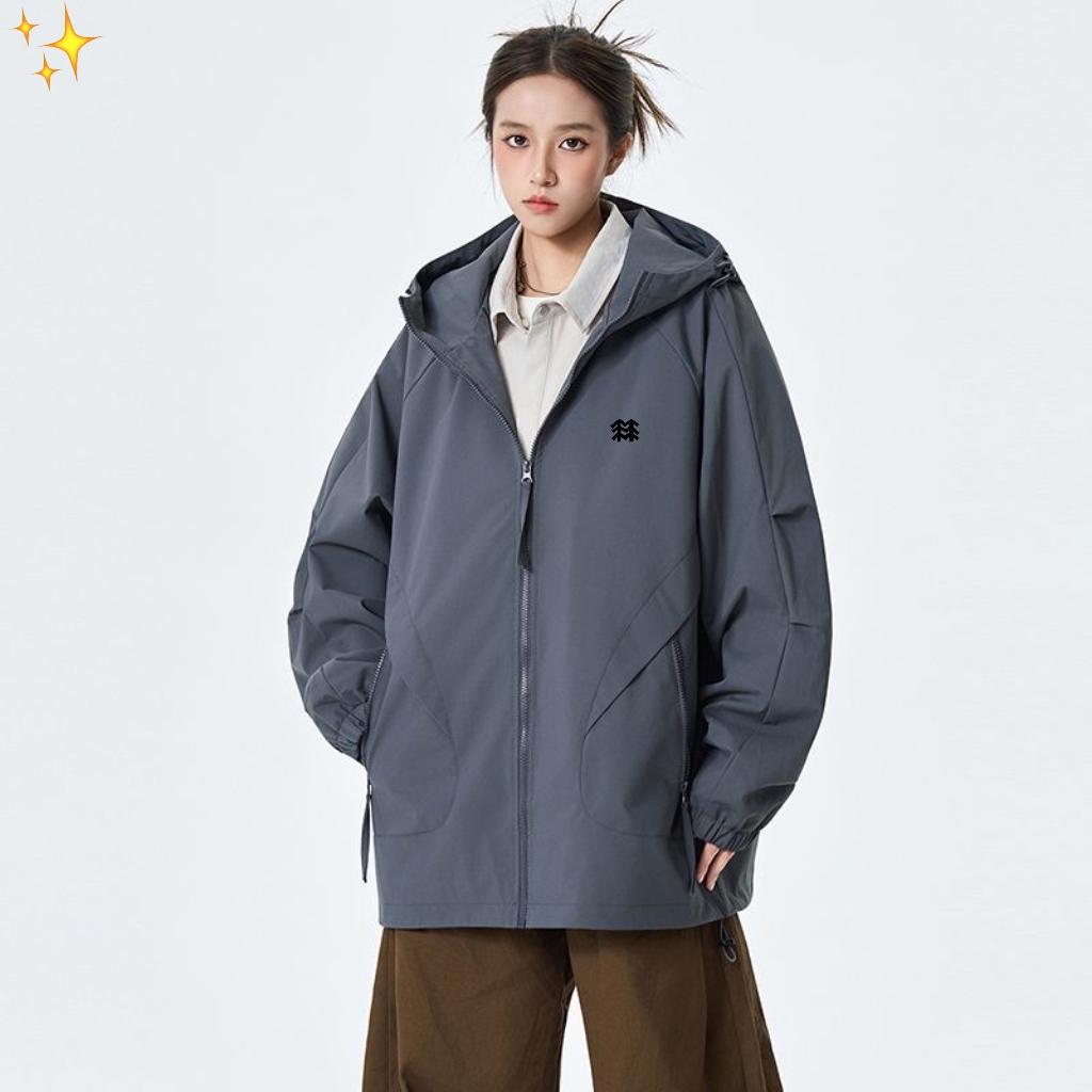 供货价:125💰『云仓特别款』出口贸易版本,天花板版本,原包装+原吊牌  
    可隆/KOLONSPORT 2025 科技三防秋季男女同款户外软壳冲锋衣连帽运动外套
户外科技面料 轻便 透气防风抗撕裂!遇水后 你稍微拍打一下就行!户外功能性满满!在达到高效防水效果的同时不影响面料的透气性!
真心牛! 虽然很轻便但是也做到了耐磨耐穿抗皱挺廓!3D立体式裁剪! 加宽的帽檐口防风有型! 不仅仅是衣身 就连袖子也是立裁的!增强灵活性 手肘不受束缚!	顶部	抬起放下间很舒服你穿了就知道!
颜色: 黑色 水泥灰 薄雾灰 玫红
尺码:M/3XL

















