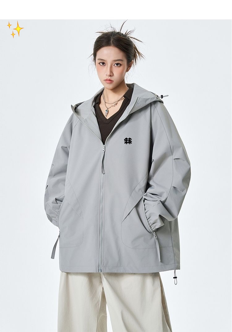 供货价:125💰『云仓特别款』出口贸易版本,天花板版本,原包装+原吊牌  
    可隆/KOLONSPORT 2025 科技三防秋季男女同款户外软壳冲锋衣连帽运动外套
户外科技面料 轻便 透气防风抗撕裂!遇水后 你稍微拍打一下就行!户外功能性满满!在达到高效防水效果的同时不影响面料的透气性!
真心牛! 虽然很轻便但是也做到了耐磨耐穿抗皱挺廓!3D立体式裁剪! 加宽的帽檐口防风有型! 不仅仅是衣身 就连袖子也是立裁的!增强灵活性 手肘不受束缚!	顶部	抬起放下间很舒服你穿了就知道!
颜色: 黑色 水泥灰 薄雾灰 玫红
尺码:M/3XL

















