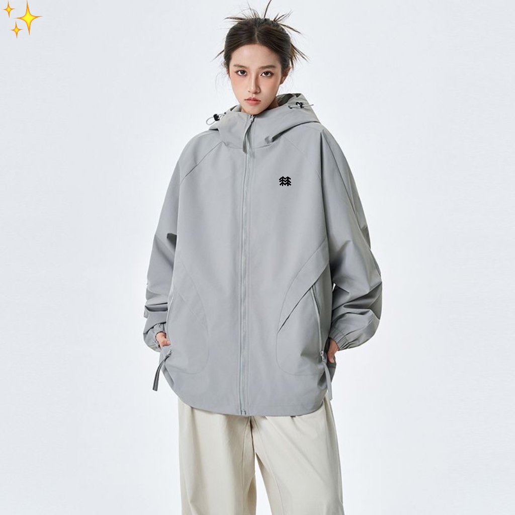 供货价:125💰『云仓特别款』出口贸易版本,天花板版本,原包装+原吊牌  
    可隆/KOLONSPORT 2025 科技三防秋季男女同款户外软壳冲锋衣连帽运动外套
户外科技面料 轻便 透气防风抗撕裂!遇水后 你稍微拍打一下就行!户外功能性满满!在达到高效防水效果的同时不影响面料的透气性!
真心牛! 虽然很轻便但是也做到了耐磨耐穿抗皱挺廓!3D立体式裁剪! 加宽的帽檐口防风有型! 不仅仅是衣身 就连袖子也是立裁的!增强灵活性 手肘不受束缚!	顶部	抬起放下间很舒服你穿了就知道!
颜色: 黑色 水泥灰 薄雾灰 玫红
尺码:M/3XL

















