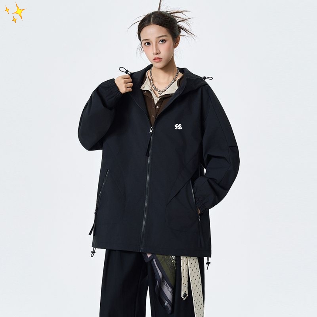 供货价:125💰『云仓特别款』出口贸易版本,天花板版本,原包装+原吊牌  
    可隆/KOLONSPORT 2025 科技三防秋季男女同款户外软壳冲锋衣连帽运动外套
户外科技面料 轻便 透气防风抗撕裂!遇水后 你稍微拍打一下就行!户外功能性满满!在达到高效防水效果的同时不影响面料的透气性!
真心牛! 虽然很轻便但是也做到了耐磨耐穿抗皱挺廓!3D立体式裁剪! 加宽的帽檐口防风有型! 不仅仅是衣身 就连袖子也是立裁的!增强灵活性 手肘不受束缚!	顶部	抬起放下间很舒服你穿了就知道!
颜色: 黑色 水泥灰 薄雾灰 玫红
尺码:M/3XL

















