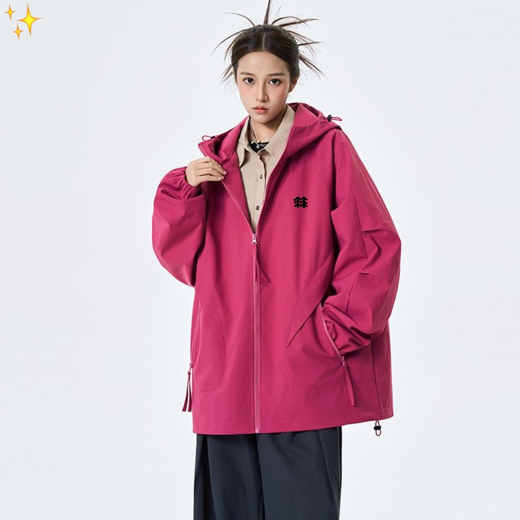 供货价:125💰『云仓特别款』出口贸易版本,天花板版本,原包装+原吊牌  
    可隆/KOLONSPORT 2025 科技三防秋季男女同款户外软壳冲锋衣连帽运动外套
户外科技面料 轻便 透气防风抗撕裂!遇水后 你稍微拍打一下就行!户外功能性满满!在达到高效防水效果的同时不影响面料的透气性!
真心牛! 虽然很轻便但是也做到了耐磨耐穿抗皱挺廓!3D立体式裁剪! 加宽的帽檐口防风有型! 不仅仅是衣身 就连袖子也是立裁的!增强灵活性 手肘不受束缚!	顶部	抬起放下间很舒服你穿了就知道!
颜色: 黑色 水泥灰 薄雾灰 玫红
尺码:M/3XL

















