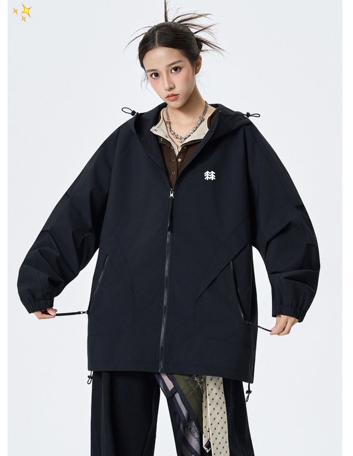 供货价:125💰『云仓特别款』出口贸易版本,天花板版本,原包装+原吊牌  
    可隆/KOLONSPORT 2025 科技三防秋季男女同款户外软壳冲锋衣连帽运动外套
户外科技面料 轻便 透气防风抗撕裂!遇水后 你稍微拍打一下就行!户外功能性满满!在达到高效防水效果的同时不影响面料的透气性!
真心牛! 虽然很轻便但是也做到了耐磨耐穿抗皱挺廓!3D立体式裁剪! 加宽的帽檐口防风有型! 不仅仅是衣身 就连袖子也是立裁的!增强灵活性 手肘不受束缚!	顶部	抬起放下间很舒服你穿了就知道!
颜色: 黑色 水泥灰 薄雾灰 玫红
尺码:M/3XL

















