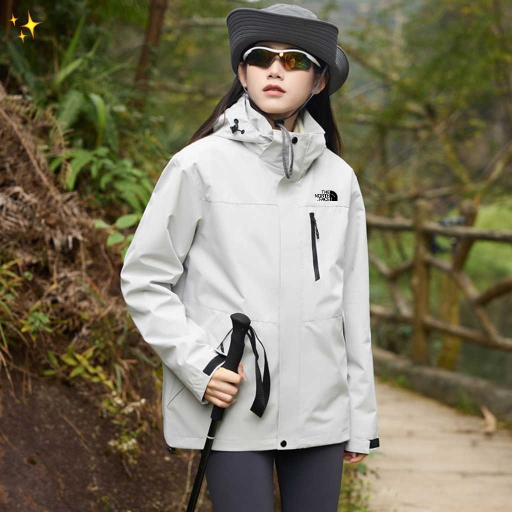 供货价:125💰『云仓特别款』出口贸易版本,天花板版本,原包装+原吊牌  
    The North Face/TNF北面爆品！宽松户外连帽冲锋衣外套•男女同款
25年秋季新款，专柜同步新品！
高品质的货！
喜欢的千万别错过。
首先这款衣服款式属于高定版的冲锋衣夹克款！
上身非常的潮！
面料采用的是GORE-TEX面料！
GORE-TEX面料，长穿户外品牌衣服的应该多少都有了解！
面料防风防水，当然了防风防水的面料很多！
但是GORE-TEX面料的防风防水是可以说是数一数二的！
这个面料也是进口客供的面料！

细节满满的赞。强烈推荐潮男潮女必备单款！
店主亲自推荐，必须自留款！
尺码：M-4XL
颜色：黑色 紫色 黄色 粉色 灰色 暖白 红色 蓝














            