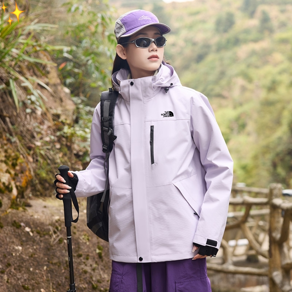 供货价:125💰『云仓特别款』出口贸易版本,天花板版本,原包装+原吊牌  
    The North Face/TNF北面爆品！宽松户外连帽冲锋衣外套•男女同款
25年秋季新款，专柜同步新品！
高品质的货！
喜欢的千万别错过。
首先这款衣服款式属于高定版的冲锋衣夹克款！
上身非常的潮！
面料采用的是GORE-TEX面料！
GORE-TEX面料，长穿户外品牌衣服的应该多少都有了解！
面料防风防水，当然了防风防水的面料很多！
但是GORE-TEX面料的防风防水是可以说是数一数二的！
这个面料也是进口客供的面料！

细节满满的赞。强烈推荐潮男潮女必备单款！
店主亲自推荐，必须自留款！
尺码：M-4XL
颜色：黑色 紫色 黄色 粉色 灰色 暖白 红色 蓝














            