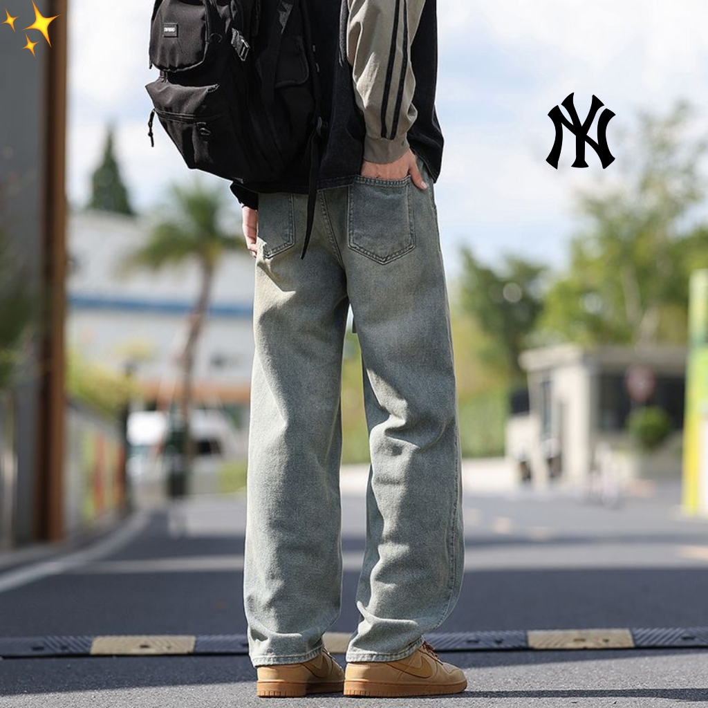 供货价:90💰『高瑞轻量化』常熟特别货,极致做工贸易款,原包装+原吊牌
       MLB/NY洋基队 2025新款潮牌ins高街休闲水洗直筒牛仔裤百搭男女休闲拖地长裤四季款
出行必备
牛仔裤是近几年衣柜里必不可少的,无论长短,牛仔裤的实用性&休闲感都是一流的,其实普通的牛仔裤对于穿法和搭配还是挺讲究的,让牛仔裤变开了百搭神器,无论是普通的棉鞋,运动鞋,还是高邦的帆布鞋或者皮靴,都能穿出最时尚的花,对于上衣的搭配也很随性,怎么穿都好看。
潮范机能 水洗设计 个性十足 不起球不变形透气舒适 活性定染工艺 不褪色 加厚水洗斜纹工装棉面料,不粘毛,不掉色,上身立体有型,裤身LOGO简约印花,不变形不脱落,做工复杂精致,绝对的原单品质。 
颜色:浅蓝 深怀旧 蓝灰 黑色
尺码表:M-3XL
尺码详情看图九
