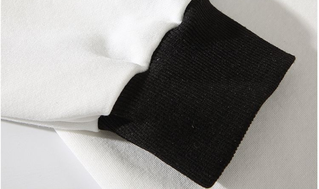 供货价:90💰『高瑞轻量化』常熟特别货,极致做工贸易款,原包装+原吊牌
     凯乐石/KAILAS新品情侣款秋季翻领拼接加厚卫衣
25年凯乐石的新款翻领卫衣采用Polo衫式的翻领设计，既休闲又带有一些正式感，适合多种场合穿着。
卫衣多采用轻便、透气的面料，如棉质或混纺材料，确保在春秋季温暖天气中穿着舒适。
卫衣上凯乐石的Logo彰显品牌
这类卫衣既可以单穿，也可以作为内搭，搭配外套或夹克，适合春季多变的天气。
颜色： 白色 灰色 墨绿
尺码：M-3XL










