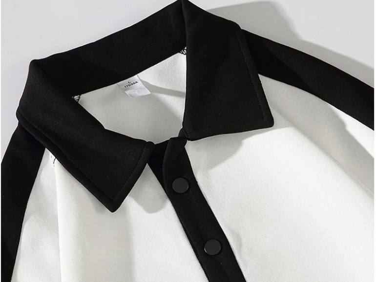 供货价:90💰『高瑞轻量化』常熟特别货,极致做工贸易款,原包装+原吊牌
     凯乐石/KAILAS新品情侣款秋季翻领拼接加厚卫衣
25年凯乐石的新款翻领卫衣采用Polo衫式的翻领设计，既休闲又带有一些正式感，适合多种场合穿着。
卫衣多采用轻便、透气的面料，如棉质或混纺材料，确保在春秋季温暖天气中穿着舒适。
卫衣上凯乐石的Logo彰显品牌
这类卫衣既可以单穿，也可以作为内搭，搭配外套或夹克，适合春季多变的天气。
颜色： 白色 灰色 墨绿
尺码：M-3XL










