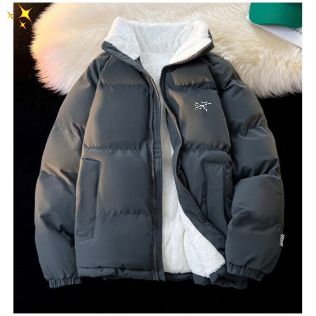 供货价:125💰『云仓特别款』出口贸易版本,天花板版本,原包装+原吊牌  
      ARC'TERYX始祖鸟秋冬高品质加厚羊绒棉立领面包服棉服
炸裂推荐款，潮人一件过冬必备单品！
-整衣采用立体裁剪，辑格缝线工艺，无门禁，饱满不起皱！酷盖必备！
雪尼尔面料羊羔绒内里工艺，蓬松度贼棒！下摆两侧松紧，订制金属拉链头，自如调节，防风袖口设计，保暖效果拉满～
-代工厂出品，质量、厚度随意🆚对比，走线工整无死角，外层面料采用防水防风面料，每层覆膜，表面拒水，让你风雨雪无阻！
-胸前经典印花选用进口机械印刷，机洗不开裂！万年经典长青款
-🧧真·福利价，建议闭眼入！

尺码:M~3xl
颜色：黑色 深灰 军绿 白色 咖色 杏色





