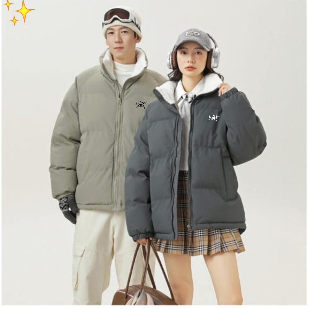 供货价:125💰『云仓特别款』出口贸易版本,天花板版本,原包装+原吊牌  
      ARC'TERYX始祖鸟秋冬高品质加厚羊绒棉立领面包服棉服
炸裂推荐款，潮人一件过冬必备单品！
-整衣采用立体裁剪，辑格缝线工艺，无门禁，饱满不起皱！酷盖必备！
雪尼尔面料羊羔绒内里工艺，蓬松度贼棒！下摆两侧松紧，订制金属拉链头，自如调节，防风袖口设计，保暖效果拉满～
-代工厂出品，质量、厚度随意🆚对比，走线工整无死角，外层面料采用防水防风面料，每层覆膜，表面拒水，让你风雨雪无阻！
-胸前经典印花选用进口机械印刷，机洗不开裂！万年经典长青款
-🧧真·福利价，建议闭眼入！

尺码:M~3xl
颜色：黑色 深灰 军绿 白色 咖色 杏色





