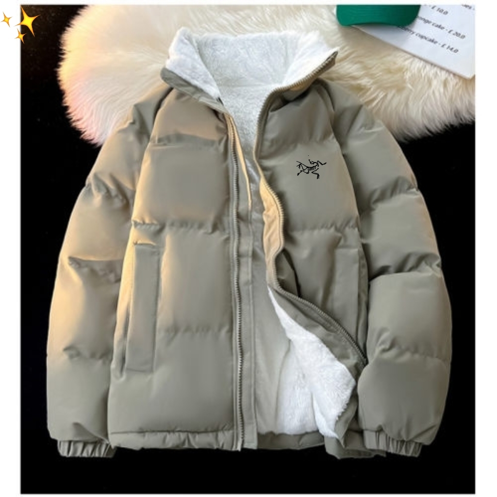 供货价:125💰『云仓特别款』出口贸易版本,天花板版本,原包装+原吊牌  
      ARC'TERYX始祖鸟秋冬高品质加厚羊绒棉立领面包服棉服
炸裂推荐款，潮人一件过冬必备单品！
-整衣采用立体裁剪，辑格缝线工艺，无门禁，饱满不起皱！酷盖必备！
雪尼尔面料羊羔绒内里工艺，蓬松度贼棒！下摆两侧松紧，订制金属拉链头，自如调节，防风袖口设计，保暖效果拉满～
-代工厂出品，质量、厚度随意🆚对比，走线工整无死角，外层面料采用防水防风面料，每层覆膜，表面拒水，让你风雨雪无阻！
-胸前经典印花选用进口机械印刷，机洗不开裂！万年经典长青款
-🧧真·福利价，建议闭眼入！

尺码:M~3xl
颜色：黑色 深灰 军绿 白色 咖色 杏色





