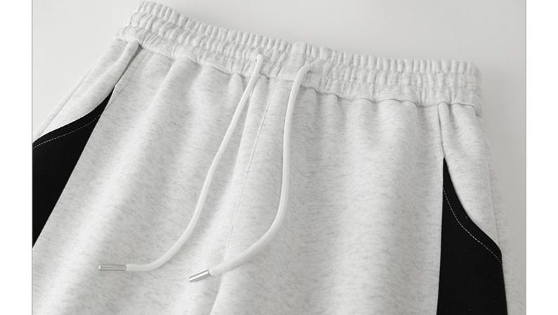 供货价:125💰『云仓特别款』出口贸易版本,天花板版本,原包装+原吊牌  
     Adidas阿迪达斯套头运动休闲套装！
纯棉休闲运动套装！一套搭下来，省去搭配的烦恼，设计 独一无二的特功能性运动系统 把时尚城市休闲风格和运动机能完美结合  打造全新的运动服装风，25ss绝对炸街，纯色设计简洁大方，时尚好搭效果赞！轻松显瘦，简约大气，百搭又好看！胸前超精致印花LOGO复杂工艺彰显品牌时尚感！百分百纯棉麻面料，上身太帅了，简简单单就是大方，立体剪裁、利落版型，轻松休闲好搭配！经典圆领设计，自然大方。怎样搭都舒适有好看！男女同款
颜色：花白灰 黑色
尺码:M-3XL
尺码详情看图九



