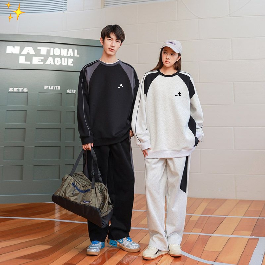 供货价:125💰『云仓特别款』出口贸易版本,天花板版本,原包装+原吊牌  
     Adidas阿迪达斯套头运动休闲套装！
纯棉休闲运动套装！一套搭下来，省去搭配的烦恼，设计 独一无二的特功能性运动系统 把时尚城市休闲风格和运动机能完美结合  打造全新的运动服装风，25ss绝对炸街，纯色设计简洁大方，时尚好搭效果赞！轻松显瘦，简约大气，百搭又好看！胸前超精致印花LOGO复杂工艺彰显品牌时尚感！百分百纯棉麻面料，上身太帅了，简简单单就是大方，立体剪裁、利落版型，轻松休闲好搭配！经典圆领设计，自然大方。怎样搭都舒适有好看！男女同款
颜色：花白灰 黑色
尺码:M-3XL
尺码详情看图九



