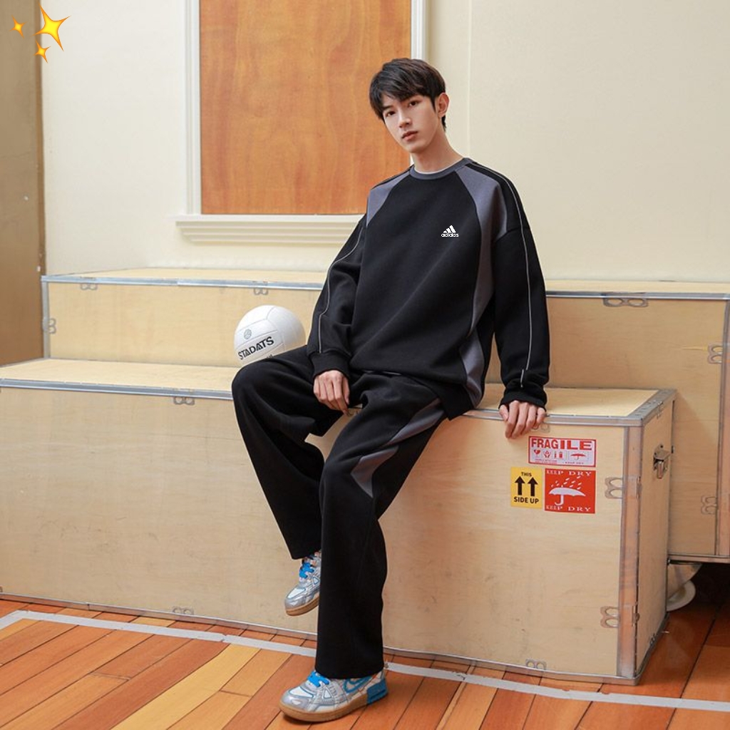 供货价:125💰『云仓特别款』出口贸易版本,天花板版本,原包装+原吊牌  
     Adidas阿迪达斯套头运动休闲套装！
纯棉休闲运动套装！一套搭下来，省去搭配的烦恼，设计 独一无二的特功能性运动系统 把时尚城市休闲风格和运动机能完美结合  打造全新的运动服装风，25ss绝对炸街，纯色设计简洁大方，时尚好搭效果赞！轻松显瘦，简约大气，百搭又好看！胸前超精致印花LOGO复杂工艺彰显品牌时尚感！百分百纯棉麻面料，上身太帅了，简简单单就是大方，立体剪裁、利落版型，轻松休闲好搭配！经典圆领设计，自然大方。怎样搭都舒适有好看！男女同款
颜色：花白灰 黑色
尺码:M-3XL
尺码详情看图九



