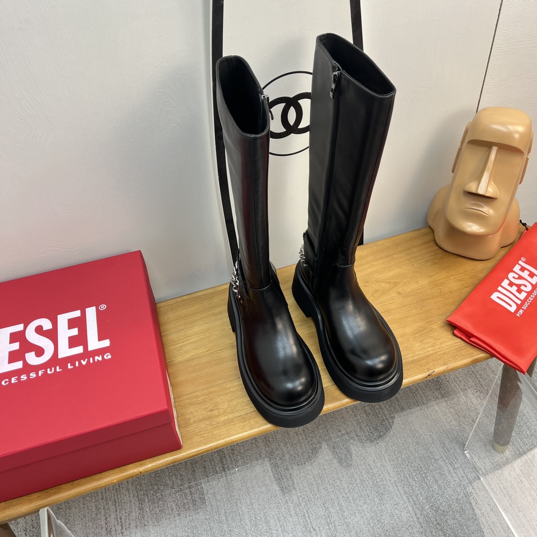 NO:617064,Diesel 25/New thick-soled chain short boots, super slimming on the feet, a must-have for fashionistas!  It is fashionable and flatters the leg shape, and is exquisite in aesthetics. The 5cm thick sole design makes the legs look longer!  Original cowhide for the upper, cowhide lining for the outsole, original customized foam sole, size 35-39 (40 made to order, non-refundable), boots, boots, cowhide19860909Diesel 25/新款厚底链条短靴 上脚超显瘦,时髦精必备！时髦又修饰腿型,精致的踩到审美上,厚底5cm的设计十分显腿长！ 鞋面原版牛皮 内里牛皮里 大底原版定制发泡底 码数35-39（40订做不退换）,靴子,boots,cowhide,Women's Shoes