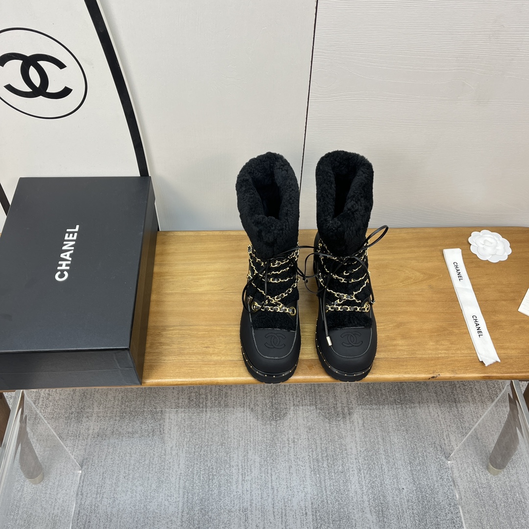 NO:617055,2025 Xiaoxiang short boots, a must-have item for this autumn and winter!  !  Chanel's autumn and winter hot-selling short boots are highly recommended by Xiaohongshu. They look good no matter how you match them. They are a must-have for fashion. Ms. Chanel loves simple and irresistible combinations to show her unique dressing style. She can mix and match freely to shine and follow the fashionable steps of her grandma!  !  !  Exquisite details. Zoom in to see the original molded hardware buckle. The top version is made at the purchasing level★ The upper is made of original fur, wool feet, original molded outsole, code number 35-39 (34, 40, 41 customized), boots, chanel, boots198609092025小香短靴,本季秋冬季必备单品！！ 香奈儿秋冬重工爆款短靴 小红书力推款,怎么搭配都好看,时髦精必备,香奈儿女士钟爱简约又难以抗拒系搭配展现与众不同的穿搭风格、自由混搭闪耀到位跟紧香奶奶时尚步伐！！！精致细节放大看原版开模五金扣 顶级版本代购级别打造★鞋面采用原版皮毛一体,羊毛垫脚,原版开模大底,码数35-39（34 40、41定做）,靴子,chanel,boots,Women's Shoes