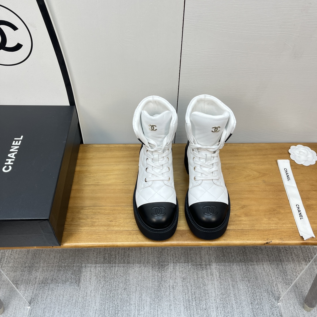 NO:617051,Xiaoxiang 2025 ss-2025 latest rhombus thick-soled short boots series. Classic three-dimensional and full rhombus elements. The soles have a certain thickness and the heightening effect is also good. It makes the overall vision more handsome and refined! A must-have in the super-beautiful fashion circle. The matching will interpret the meticulous and minimalist classic elements that will never fade away. Fabric: space cloth/first-layer cowhide. Lining: sheepskin lining. Outsole: original molded outsole.  Size: 35-40 (40 is customized), boots, cowhide, sheepskin19860909小香2025 ss-2025最新款菱格厚底短靴系列 经典立体、饱满的菱格元素 鞋底有一定的厚度 增高效果也不错 让整体视觉多了一份帅气和精致!超美时尚圈的绝绝子 搭配将演绎着细致 极简永不褪去的经典元素 面料:太空布/头层牛皮 内里:羊皮里 大底:原版开模大底 码数:35-40（40属于定制）,靴子,boots,cowhide,sheepskin,Women's Shoes