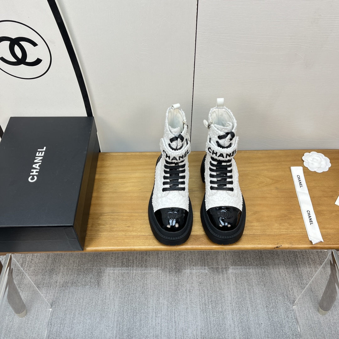 NO:617053,Xiaoxiang short boots, a must-have item for autumn and winter this season!  !  Chanel's autumn and winter hot-selling short boots are highly recommended by Xiaohongshu. They look good no matter how you match them. They are a must-have for fashion. Ms. Chanel loves simple and irresistible combinations to show her unique dressing style. She can mix and match freely to shine and follow the fashionable steps of her grandma!  !  !  Zoom in on the exquisite details to see the original molded hardware buckle. The top version is made at the purchasing level★The upper is made of original cowhide and sheepskin lining, sheepskin feet, original molded outsole, code number 35-39 (customized 34, 40, 41) leather cloth, boots, chanel, boots, cowhide, sheepskin19860909小香短靴,本季秋冬季必备单品！！ 香奈儿秋冬重工爆款短靴 小红书力推款,怎么搭配都好看,时髦精必备,香奈儿女士钟爱简约又难以抗拒系搭配展现与众不同的穿搭风格、自由混搭闪耀到位跟紧香奶奶时尚步伐！！！精致细节放大看原版开模五金扣 顶级版本代购级别打造★鞋面采用原版牛皮羊皮内里,羊皮垫脚,原版开模大底,码数35-39（34 40、41定做）皮 布,靴子,chanel,boots,cowhide,sheepskin,Women's Shoes