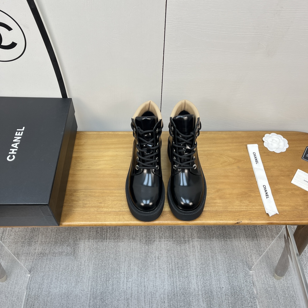 NO:617066,2025 Xiaoxiang short boots, a must-have item for this autumn and winter!  !  Chanel's autumn and winter hot-selling short boots are highly recommended by Xiaohongshu. They look good no matter how you match them. They are a must-have for fashion. Ms. Chanel loves simple and irresistible combinations to show her unique dressing style. She can mix and match freely to shine and follow the fashionable steps of her grandma!  !  !  Enlarge the exquisite details to see the original molded hardware buckle. The top version is made at the purchasing level★ The upper is made of original cowhide pig leather, sheepskin lining, sheepskin feet, original molded outsole, code number 35-39 (34, 40, 41 customized), boots, chanel, boots, cowhide, sheepskin198609092025小香短靴,本季秋冬季必备单品！！ 香奈儿秋冬重工爆款短靴 小红书力推款,怎么搭配都好看,时髦精必备,香奈儿女士钟爱简约又难以抗拒系搭配展现与众不同的穿搭风格、自由混搭闪耀到位跟紧香奶奶时尚步伐！！！精致细节放大看原版开模五金扣 顶级版本代购级别打造★鞋面采用原版牛皮开边猪,羊皮内里,羊皮垫脚,原版开模大底,码数35-39（34 40、41定做）,靴子,chanel,boots,cowhide,sheepskin,Women's Shoes