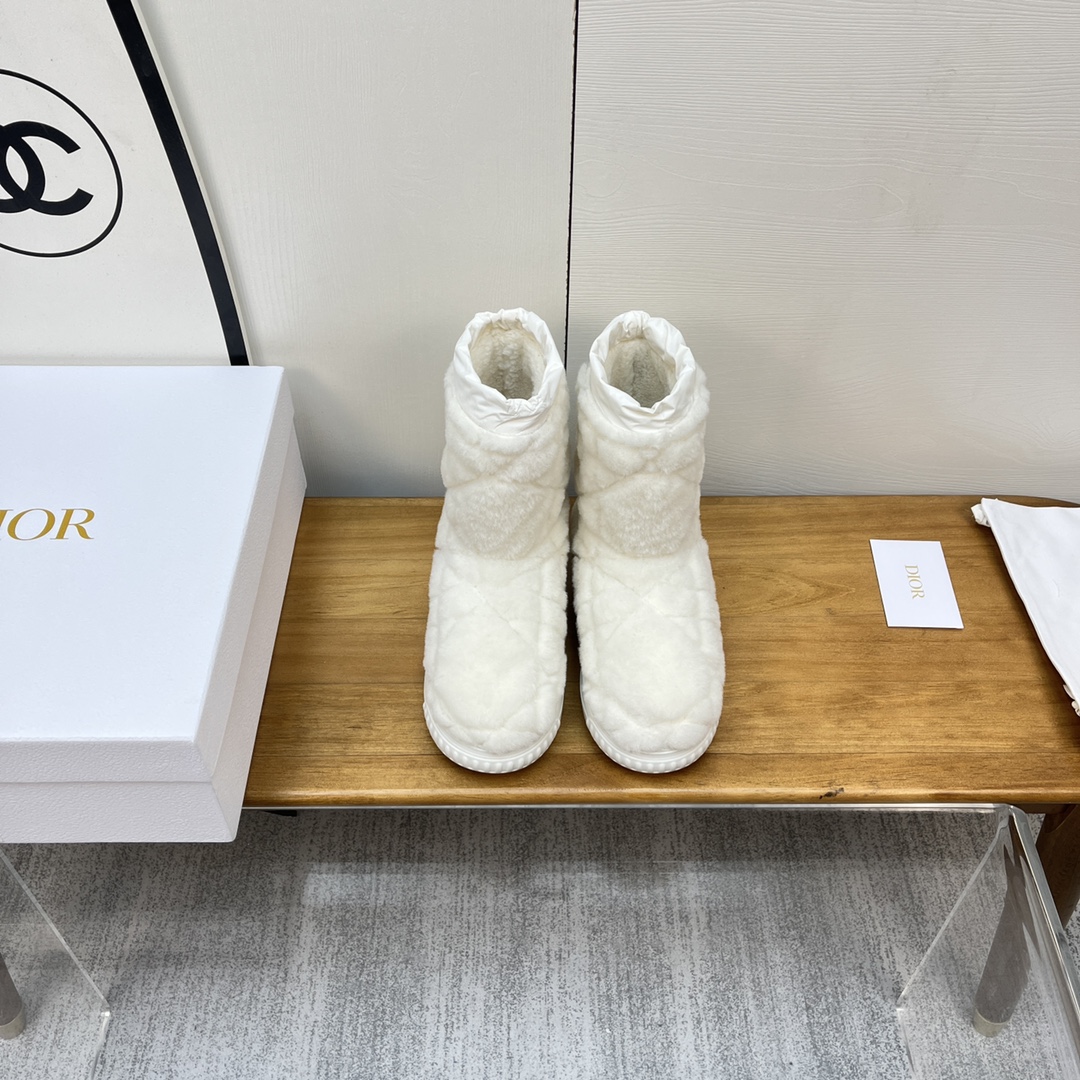 NO:543841,Top quality dio…r fw23 snow boots Double-layer fur integrated wool material, playful and cute, cold-proof weapon, princess, please wear boots, rubber foam sole, light and soft, elastic, top quality 35-40 wool knitting, full wool, snow boots, dior, boots19860909顶级品质 dio…r fw23 雪地靴 双层皮毛一体羊毛材质,俏皮可爱 御寒利器,公主请穿靴 鞋底橡胶发泡,轻软弹弹 顶级精品 35-40 织毛 全羊毛,雪地靴,dior,boots,Women's Shoes