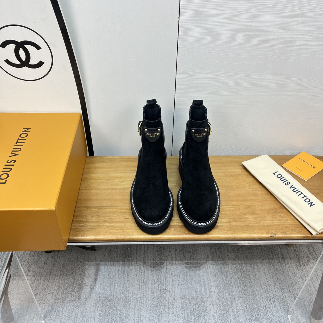 NO:533732,L Donkey Brand 25 Autumn and Winter New Beaubourg Series Thick-soled Short Boots Ankle Boots are made of suede leather to show the soft texture of silk, blending thick heels and light miniature outsoles for easy-to-wear design. The elastic side circumference continues the classic elements of Chelsea boots, the details of the band tell the inspiration of the ready-to-wear series, and the leather label imprints the Louis Vuitton logo. Correct code: 35-39 Custom made 40 presbyterian cowhide, boots, louis vuitton, louis vuitton, boots, cowhide19860909L驴牌25年秋冬新款 Beaubourg 系列厚底短靴子 踝靴以绒面牛皮革彰显丝软质感,为易于穿脱的设计融入厚实鞋跟和轻盈微型外底.弹力侧围延续切尔西靴的经典元素,饰带细节讲述成衣系列的灵感启发,皮革标签压印路易威登标识. 正码:35-39订做40 老花 牛皮,靴子,louis vuitton,louis vuitton,boots,cowhide,Women's Shoes