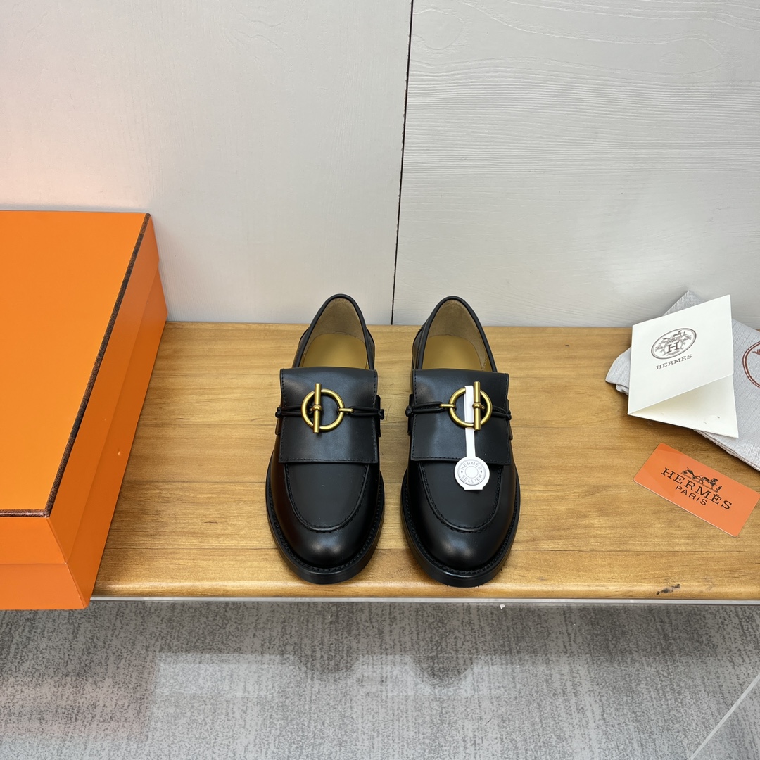 NO:543861,Hermes' new loafers this fall and winter are simply perfect. If you are afraid of getting your feet sharp, you will definitely not need a band-aid when shopping. The sole craftsmanship has been updated. The tiles and carpets are not afraid of slipping. Moreover, the beef tendon sole not only has a heightening function but also increases the casual effect of the entire shoe. The upper sheepskin upper inner sheepskin sole original molded rubber sole Size#35-41 (40 41 custom made without return or exchange), loafers, hermes, hermes, loafers, sheepskin19860909Hermes爱马仕今年秋冬新出的新款乐福鞋简直是太完美了,怕磨脚的亲大胆入,逛街妥妥的不需要创可贴 还更新了鞋底的工艺,以后才瓷砖地毯都不怕滑了,而且牛筋底不但有增高功能还增加了整个鞋子的休闲效果, 鞋面羊皮鞋面 内里羊皮内里 鞋底原版开模橡胶大底 Size#35-41（40 41订做不退换）,乐福鞋,hermes,hermes,loafers,sheepskin,Women's Shoes