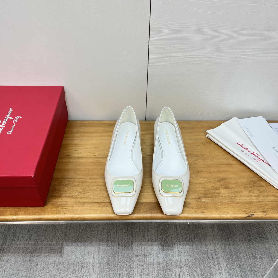 NO:543858,Ferragam' Ferragam counter early autumn series new square head square buckle design, smooth shoe lines, excellent style, comfortable on the feet, plump and slim. Extended legs, imported calf patent leather with high-quality hardware buckle, lambskin lining, Italian high density leather outsole, heel height 2.5cm Size35-39 (customizable at 34/40), single shoes, ferragamo, ferragamo, sheepskin, Leather soles19860909Ferragam' 菲拉格慕专柜早秋系列新品 方头新方扣设计,鞋型线条流畅 版型超赞 上脚舒适.饱满显瘦.拉长腿部线条 进口小牛漆皮配高定五金扣 小羊皮内里 意大利高密度真皮大底 跟高2.5cm Size35-39（34/40可定制）,单鞋,ferragamo,ferragamo,sheepskin,Leather soles,Women's Shoes