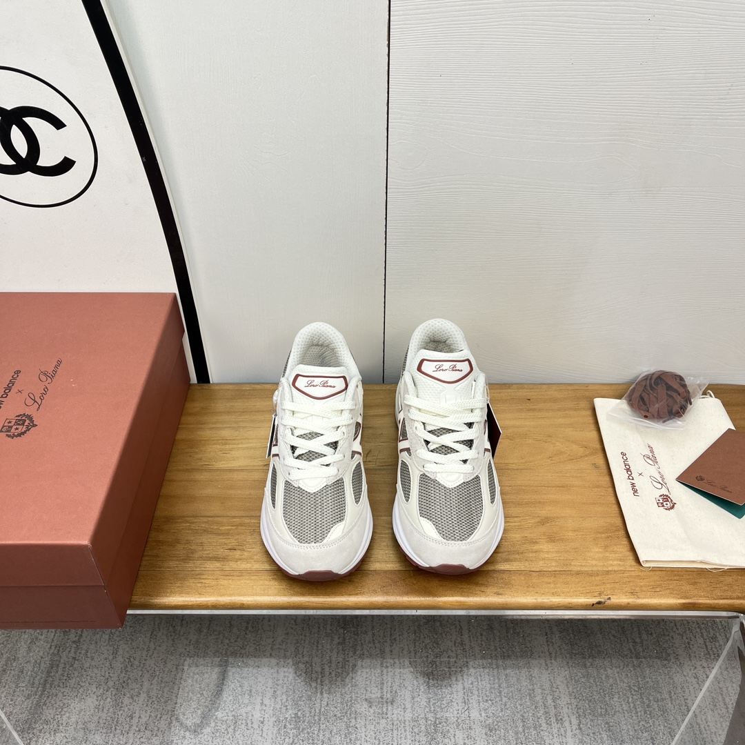 NO:543856,Purchase-Agent Loro Piana x NewBalance Couple Model LP x NB 990v6 Series Retro Casual Sports Shoes Original Purchase and Development Made Production With a century-old history, the top Italian luxury brand, Loro Piana, has joined hands with New Balance to create the 990v6 joint shoe model. This new product, Loro Piana injects new inspiration into the classic 990 series. High-quality leather, Loro Piana Pecora Nera wool, and color matching, exquisite handicrafts and other precise details, without exception, reflects the common pursuit of inheritance, innovation and excellent quality of these two classic brands. Slack and elegant, perhaps the exquisiteness of this pair of Loro Piana x NewBalance 990v6  Exquisite packaging for delivery counter Fabric: Original custom-made top cowhide + mesh Inner: Original custom-made breathable mesh Outsole: Original mold opening ultra-light foam + rubber material Sole thickness: 4.5CM Size: Women's model 35-40 / Men's model 39-45, dad shoes, loro piana, loro piana, sneakers, cowhide19860909代购级 Loro Piana x NewBalance 联名款LP x NB 990v6系列情侣款 复古 休闲 运动鞋 原版购入开发 做货 拥有百年历史,意大利顶级奢侈品牌—LoroPiana,携手New Balance打造990v6联名鞋款.此番新品,Loro Piana为经典990系列注入全新灵感.高品质皮革、源自新西兰特有的 Loro PianaPecora Nera羊毛,以及色彩搭配、精致手工艺等恰到好处的细节处理,无一例外体现了这两个经典品牌对传承、创新和卓越品质的共同追求.松弛且优雅,或许是这双Loro Piana x NewBalance 990v6的精妙所在 配送专柜精美包装 面料: 原版定制头层牛皮+网面 内里: 原版定制透气网里 大底: 原版开模超轻发泡+橡胶材质 底厚: 4.5CM Size: 女款35-40 / 男款39-45,老爹鞋,loro piana,loro piana,sneakers,cowhide,Women's Shoes