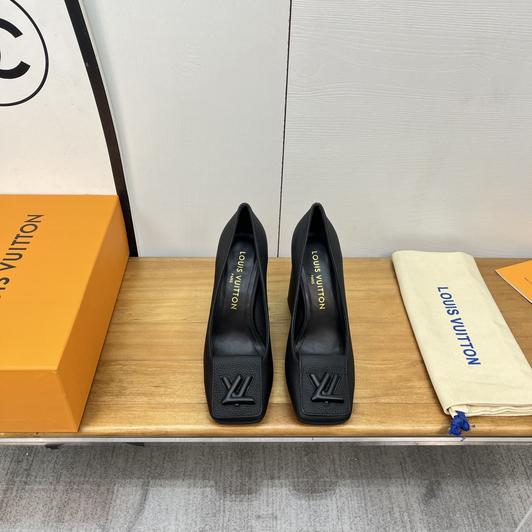 NO:543848,Top version Lychee pattern L Donkey Ss24 new arrival ~ Heel height: 5.5cm 9.5cm L Home Shake Square-toe high-heeled nude boots are made of imported cowhide leather, which is eye-catching and bright. The heart logo on the upper comes from the iconic lock of the Twist handbag, the stable heel presents a V-shaped outline, and the insole is imprinted with a large brand logo. Correct size: 35-39 Custom made 34.40 without return and exchange, boots, louis vuitton, louis vuitton, louis vuitton, boots, cowhide19860909顶版 荔枝纹 L驴家ss24 new arrival～ 跟高:5.5cm 9.5cm L家Shake 方头高跟裸靴 选用进口牛皮革,以瞩目亮色洋溢摩登风尚.鞋面的心标识源自 Twist 手袋的标志性锁扣,稳固鞋跟呈现V形轮廓,内底压印大号品牌标志 正码:35-39 订做34.40无退换,靴子,louis vuitton,louis vuitton,louis vuitton,boots,cowhide,Women's Shoes