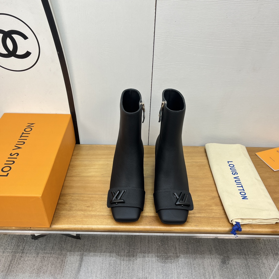 NO:543850,Top version Lychee pattern L Donkey Ss24 new arrival ~ Heel height: 5.5cm L Home Shake Square-toe high heeled nude boots Use imported cowhide leather, which is eye-catching and bright. The heart logo on the upper comes from the iconic lock of the Twist handbag, the stable heel presents a V-shaped outline, and the insole is imprinted with a large brand logo. Correct size: 35-39 Custom made 34.40 without return and exchange, boots, louis vuitton, louis vuitton, louis vuitton, louis vuitton, boots, cowhide19860909顶版 荔枝纹 L驴家ss24 new arrival～ 跟高:5.5cm L家Shake 方头高跟裸靴 选用进口牛皮革,以瞩目亮色洋溢摩登风尚.鞋面的心标识源自 Twist 手袋的标志性锁扣,稳固鞋跟呈现V形轮廓,内底压印大号品牌标志 正码:35-39 订做34.40无退换,靴子,louis vuitton,louis vuitton,louis vuitton,boots,cowhide,Women's Shoes