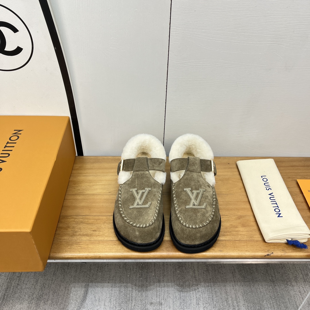 NO:533722,LVfw 25 new arrival25ss cute fur shoes in autumn and winter original last, leather large sole footbed original 1:1 Birkenstock shoe shape, Mary Jane to design, integrate the elements you want in fashion! Don’t be too comfortable to wear. It looks so beautiful with socks. The soles are made of foamed soles, making the feet feel light and comfortable! 35-71, boots, louis vuitton, boots, mary jane, socks19860909LVfw 25 new arrival25ss秋冬可愛毛毛鞋 原版楦头,皮料大底垫脚原版1:1 勃肯鞋型体,玛丽珍t待设计 把时髦想要的元素融为一体！ 穿起来不要太舒服呀、配个袜子穿、好看死了 鞋底发泡材质的,脚感轻盈舒适！ 码数35-71,靴子,louis vuitton,boots,mary jane,socks,Women's Shoes