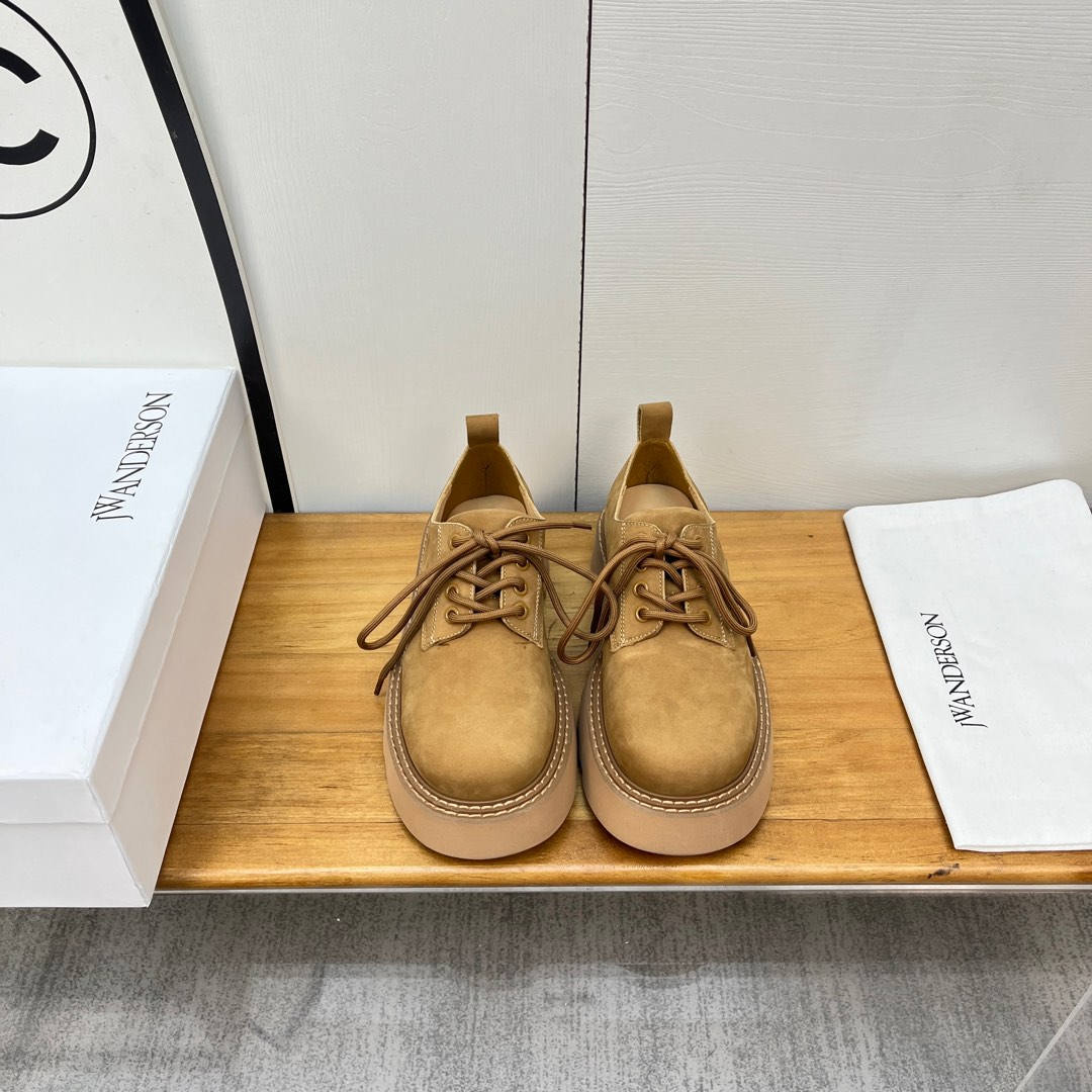 NO:227440,JW Anderson24s's new autumn and winter products, thick-soled leather shoes for sponge cake!  Simple and atmospheric, lazy French-European style, sassy. The soul design creates a classic. The design is super excellent, clean and neat and fashionable, natural, comfortable and free. The favorite of fashionista. The upper is imported reverse velvet cowhide, the inner foot pads are all water-dyed cowhide, and the original molded foamed combination rubber sole!  Number of codes: 35-40 (40 custom made without return or exchange), loafers, loafers, cowhide19860909JW Anderson24s走秀秋冬新品 松糕厚底小皮鞋！ 简约大气 慵懒法欧风 飒爆了. 灵魂设计创造出经典.设计超优秀, 干净利落又不失时尚感, 自然 舒适 洒脱 时髦精最爱 鞋面采用进口反绒牛皮 内里垫脚均为水染牛皮 原版开模发泡组合橡胶大底！ 码数:35-40(40定做不退换),乐福鞋,loafers,cowhide,Women's Shoes