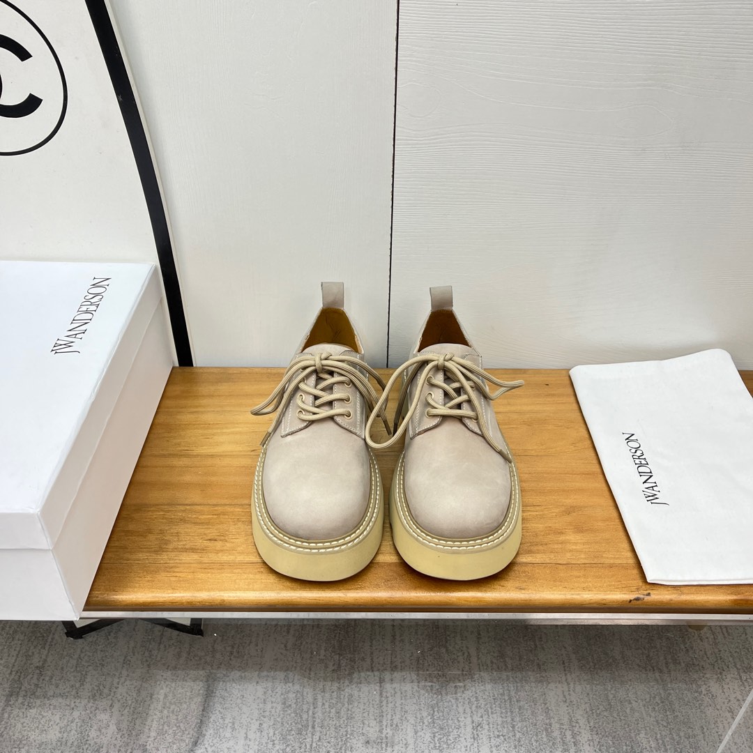 NO:227410,JW Anderson24s's new autumn and winter products, thick-soled leather shoes for sponge cake!  Simple and atmospheric, lazy French-European style, sassy. The soul design creates a classic. The design is super excellent, clean and neat and fashionable, natural, comfortable and free. The favorite of fashionista. The upper is imported reverse velvet cowhide, the inner foot pads are all water-dyed cowhide, and the original molded foamed combination rubber sole!  Number of codes: 35-40 (40 custom made without return or exchange), loafers, loafers, cowhide19860909JW Anderson24s走秀秋冬新品 松糕厚底小皮鞋！ 简约大气 慵懒法欧风 飒爆了. 灵魂设计创造出经典.设计超优秀, 干净利落又不失时尚感, 自然 舒适 洒脱 时髦精最爱 鞋面采用进口反绒牛皮 内里垫脚均为水染牛皮 原版开模发泡组合橡胶大底！ 码数:35-40(40定做不退换),乐福鞋,loafers,cowhide,Women's Shoes