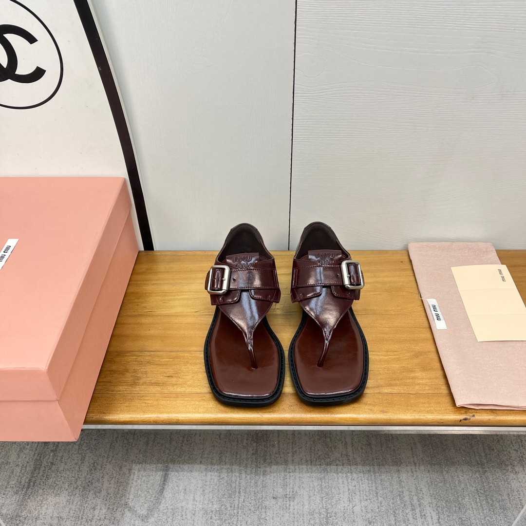 NO:227623,Miu Miu | Miu Miu 25 2025 early spring new product, the counter focuses on the latest catwalk style, and the clip-toe casual sandals are popular!  The high-quality products of Miao family, top-level craftsmanship creates a sense of precision quality, invincible comfort, and is definitely a love-loving model at first sight!  Fashionable and versatile, a must-have for everyone!  ━━━━━━━━━━━━━━━━━━━━━━━━━━━━━━━━━━━━━━━━━━━━━━━━━━━━━━━━━━━━━━━━━───────────────────�19860909Miu Miu | 缪缪 25 2025早春新品 专柜主打最新走秀款 夹趾休闲凉鞋火爆上新！ 缪家高货 顶级工艺打造精品质感 无敌舒适 绝对是一见钟情款！时尚百搭,人手必备！ ━━━━━ t ━━━━━ 鞋面原版特定小牛皮/牛油皮  内里: 进口羊皮里 大底原版开模TPU防滑大底 跟高3cm 鞋码: 35-39(40.41.42定制不退换）,分趾鞋,miumiu,sandals,cowhide,sheepskin,Women's Shoes