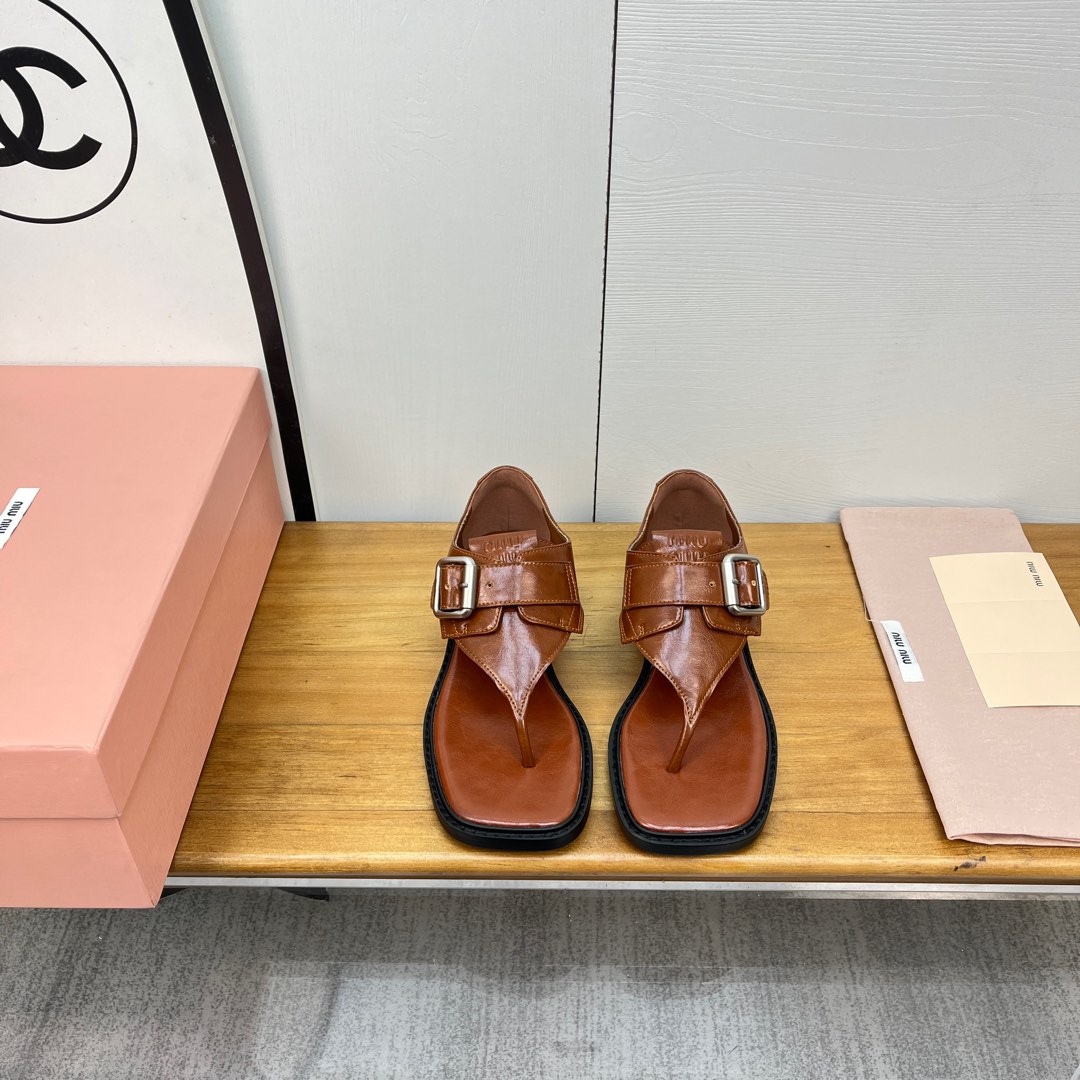 NO:227629,Miu Miu | Miu Miu 25 2025 early spring new product, the counter focuses on the latest catwalk style, and the clip-toe casual sandals are popular!  The high-quality products of Miao family, top-level craftsmanship creates a sense of precision quality, invincible comfort, and is definitely a love-loving model at first sight!  Fashionable and versatile, a must-have for everyone!  ━━━━━━━━━━━━━━━━━━━━━━━━━━━━━━━━━━━━━━━━━━━━━━━━━━━━━━━━━━━━━━━━━━━━━─────────────────────────────────────────────────────────────────────────────────────────────────────19860909Miu Miu | 缪缪 25 2025早春新品 专柜主打最新走秀款 夹趾休闲凉鞋火爆上新！ 缪家高货 顶级工艺打造精品质感 无敌舒适 绝对是一见钟情款！时尚百搭,人手必备！ ━━━━━ t ━━━━━ 鞋面原版特定小牛皮/牛油皮   内里: 进口羊皮里 大底原版开模TPU防滑大底 跟高3cm 鞋码: 35-39(40.41.42定制不退换）,分趾鞋,miumiu,sandals,cowhide,sheepskin,Women's Shoes