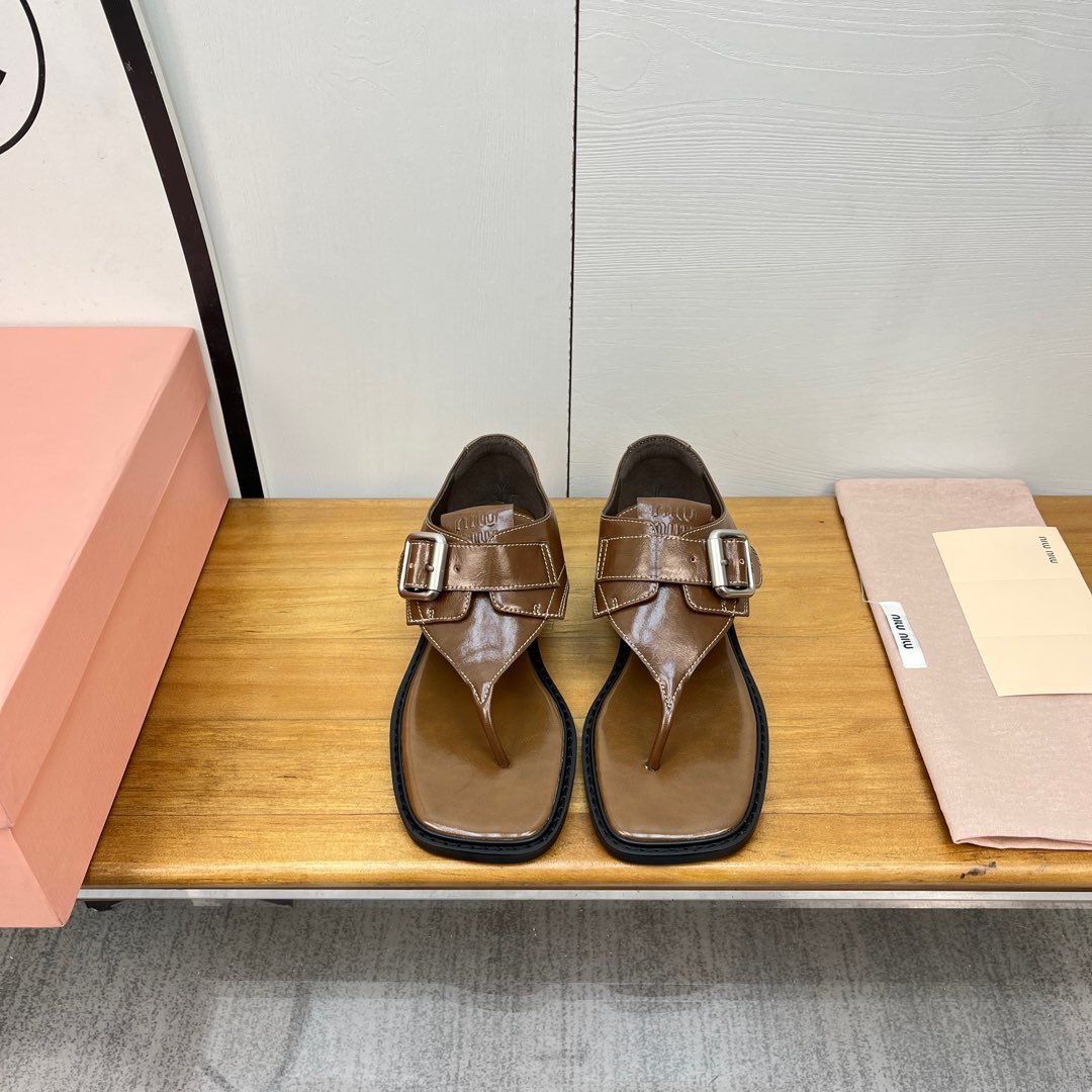 NO:227633,Miu Miu | Miu Miu 25 2025 early spring new product, the counter focuses on the latest catwalk style, and the clip-toe casual sandals are popular!  The high-quality products of Miao family, top-level craftsmanship creates a sense of precision quality, invincible comfort, and is definitely a love-loving model at first sight!  Fashionable and versatile, a must-have for everyone!  ━━━━━━━━━━━━━━━━━━━━━━━━━━━━━━━━━━━━━━━━━━━━━━━━━━━━━━━━━━━━━━━━━━━━━───────────────�19860909Miu Miu | 缪缪 25 2025早春新品 专柜主打最新走秀款 夹趾休闲凉鞋火爆上新！ 缪家高货 顶级工艺打造精品质感 无敌舒适 绝对是一见钟情款！时尚百搭,人手必备！ ━━━━━ t ━━━━━ 鞋面原版特定小牛皮/牛油皮  内里: 进口羊皮里 大底原版开模TPU防滑大底 跟高3cm 鞋码: 35-39(40.41.42定制不退换）,分趾鞋,miumiu,sandals,cowhide,sheepskin,Women's Shoes