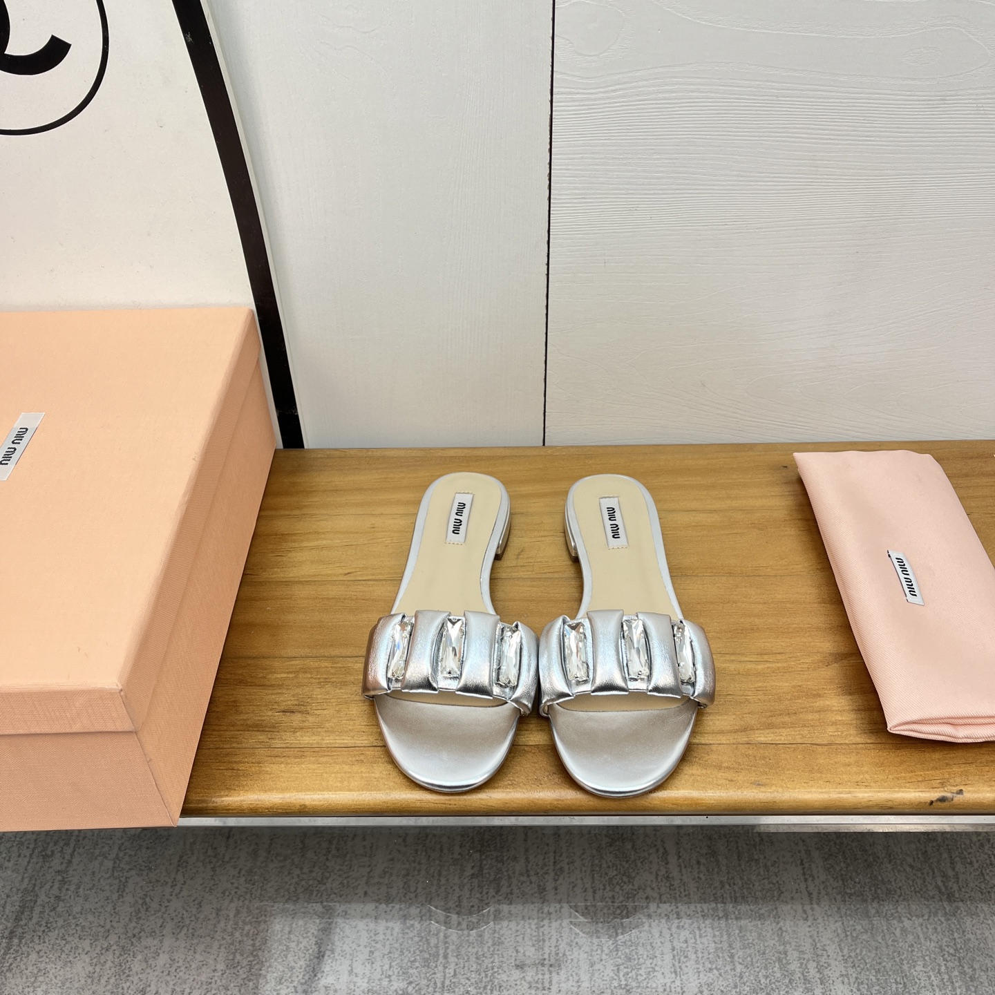 NO:227564,Miu Mi* New Products Too Amazing The upper is inlaid with rhinestones like stars, exquisite and shining, simple and gorgeous, and easy to inject high-end feel to the outfit. A must-have for fashionable people to go out on the street~ The upper imported sheepskin imported sheepskin in the innermost imported genuine leather sole Size35-39 (40 fixed), slippers, miumiu, slippers, sheepskin, Leather soles19860909Miu Mi* 新品 太惊艳 鞋面水钻镶嵌 如星辰洒落 精致闪耀 简约又不失华丽 轻松为穿搭注入高级感 时髦精出街必备~ 鞋面进口羊皮 内里进口羊皮 大底进口真皮大底 Size35-39（40定）,拖鞋,miumiu,slippers,sheepskin,Leather soles,Women's Shoes