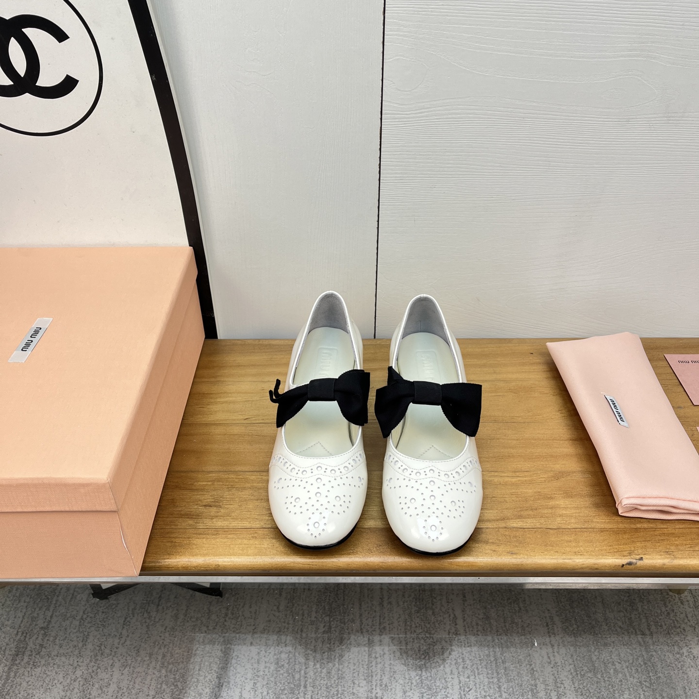 NO:227568,Miumiu 25 spring and summer show new arrival~ thick heel round head Mary Jane bow elastic single shoes!  Retro punched carved details and textures are full of retro and fashionable ~ It looks very good with colorful socks ~ Super age-reducing ~ It feels very miu-like, college style ~ very casual but not lacking in fashion and comfort. Imported upper soft cow patent leather inner footbed sheepskin imported from Italy Heel height: about 3cm Size: 35-40 (40 41 customized without return) With original packaging, Mary Jane, miumiu, mary jane, sheepskin, Leather soles, socks19860909miumiu缪缪25春夏走秀新款new arrival～粗跟圆头玛丽珍蝴蝶结松紧带单鞋！ 复古冲孔雕花细节质感满满～复古时髦～ 配个彩色袜子超好看～超减龄～很miu的感觉, 学院风～很随性但不乏时尚和舒适度 鞋面进口软牛漆皮 内里垫脚羊皮 意大利进口真皮大底 跟高:约3cm 码数:35-40（40 41订做不退换） 配原版包装,玛丽珍,miumiu,mary jane,sheepskin,Leather soles,socks,Women's Shoes