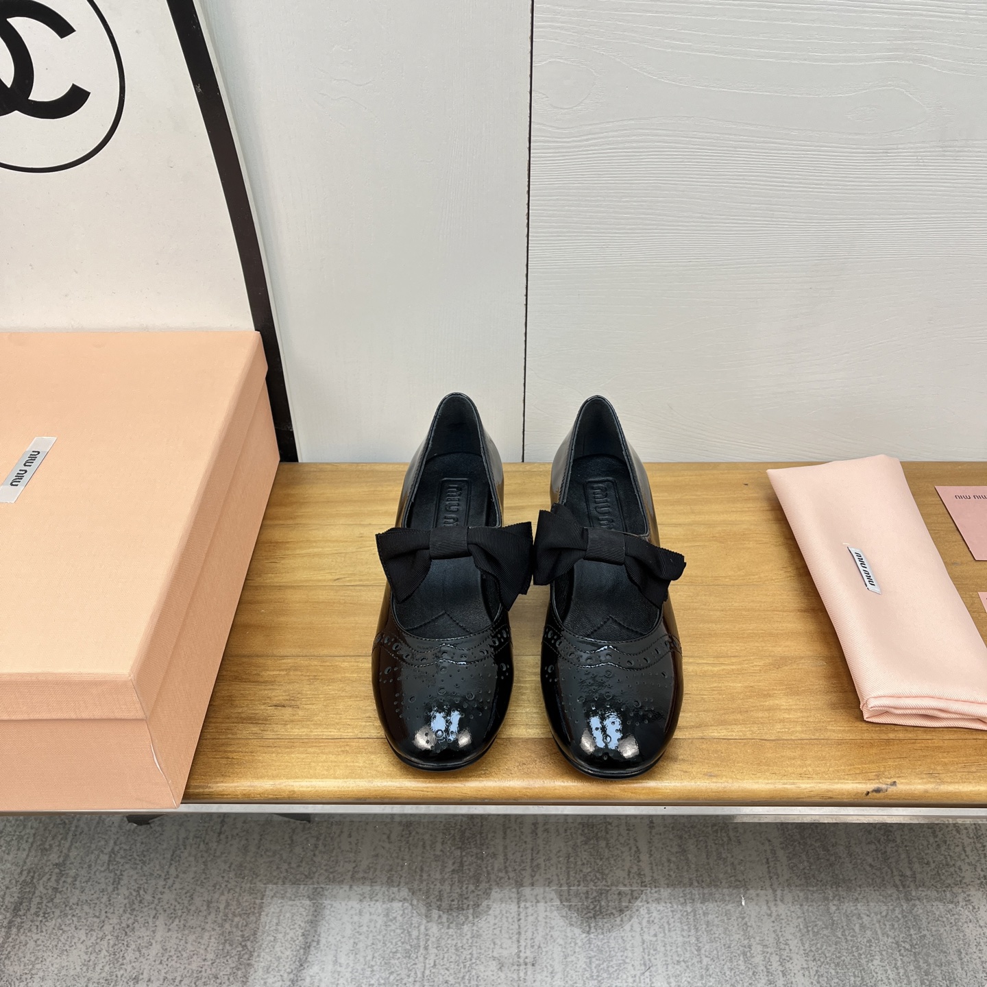 NO:227569,Miumiu 25 spring and summer show new arrival~ thick heel round head Mary Jane bow elastic single shoes!  Retro punched carved details and textures are full of retro and fashionable ~ It looks very good with colorful socks ~ Super age-reducing ~ It feels very miu-like, college style ~ very casual but not lacking in fashion and comfort. Imported upper soft cow patent leather inner footbed sheepskin imported from Italy Heel height: about 3cm Size: 35-40 (40 41 customized without return) With original packaging, Mary Jane, miumiu, mary jane, sheepskin, Leather soles, socks19860909miumiu缪缪25春夏走秀新款new arrival～粗跟圆头玛丽珍蝴蝶结松紧带单鞋！ 复古冲孔雕花细节质感满满～复古时髦～ 配个彩色袜子超好看～超减龄～很miu的感觉, 学院风～很随性但不乏时尚和舒适度 鞋面进口软牛漆皮 内里垫脚羊皮 意大利进口真皮大底 跟高:约3cm 码数:35-40（40 41订做不退换） 配原版包装,玛丽珍,miumiu,mary jane,sheepskin,Leather soles,socks,Women's Shoes