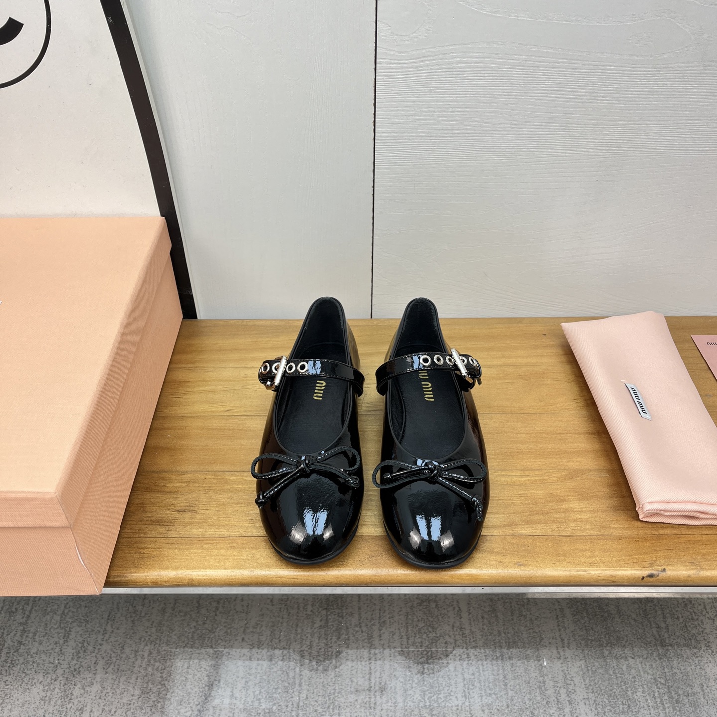 NO:227572,Miu Miu Miu Miu Miu's new belt buckle Mary Jane ballet loafers really make people feel melted. Except for the details of a coin in the middle, the shoe shape is delicate and not bulky, round toe. Upper: imported metal cowhide Inner: imported sheepskin, original sole, size 35~39 (40.41 custom made, no return or exchange), Mary Jane, miumiu, loafers, mary jane, cowhide, sheepskin19860909Miu Miu谬谬新出的皮带扣玛丽珍芭蕾乐福鞋真的让人一整个心都融化除了中间夹着一颗钱币这种细节之外、鞋型整体都狠秀气不笨重、圆头 鞋面:进口金属牛皮 内里:进口羊皮 大底原版鞋底 码数35~39 (40.41订做不退不换）,玛丽珍,miumiu,loafers,mary jane,cowhide,sheepskin,Women's Shoes