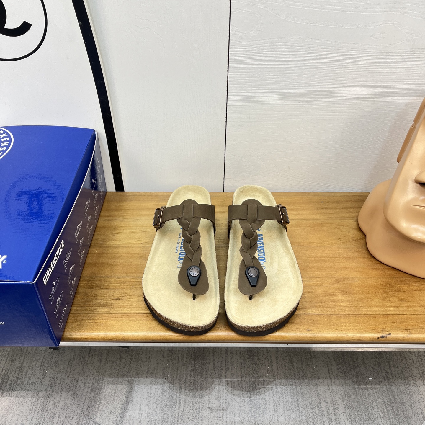 NO:227325,Couple Shoes Flip Flops BIRKENSTOCK / Birkensteel Flip Flops This classic flip flops feature elegant large metal buckles. Comfortable and easy to wear. The semi-exquisite insole lining is covered with soft smooth leather, matching the color of the shoe. The upper is made of high-quality, soft natural leather. Upper lychee-print cowhide sole cork midsole and EVA rubber bottom Size 35-45, split-toe shoes, birdenstock, slippers, cowhide19860909情侣鞋人字拖 BIRKENSTOCK /勃肯夹脚人字拖 这款经典的人字拖鞋采用优雅的大金属扣.舒适且易于穿着.半精致的鞋垫的衬里覆盖着柔软的光滑皮革,与鞋子的颜色相匹配.鞋面由优质、柔软的天然皮革制成. 鞋面荔枝纹牛皮 鞋底软木中底和EVA橡胶底片 码数35-45,分趾鞋,birkenstock,slippers,cowhide,Women's Shoes