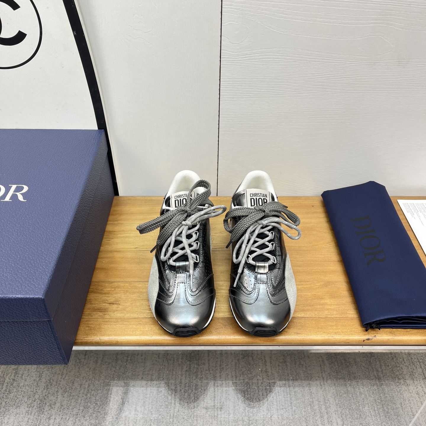 NO:227321,Dior 25K versatile and fashionable doodle sketch training shoes couple sneakers Dior sneakers show a striking and fashionable style. Carefully crafted, the upper 3D printing design style is super fashionable, and the details also add a touch of elegant temperament. The light two-color sole is extremely comfortable and highlights the charm of sports style. It can add fashionable temperament to various casual styles. The tongue and sole are decorated with the Christian Paris logo, Niujing with cowhide design style Technology mesh lining, good breathability Women's size 35-40 Men's size 39-45, casual shoes/sports shoes, dior, dior, sneakers, cowhide19860909Dior 迪奥 25K 百搭时髦涂鸦素描德训鞋情侣款 运动鞋 Dior运动鞋彰显醒目而时尚的风范.精心制作,鞋面3D打印设计风格搭配超级时尚,细节也增添一丝优雅气质.轻盈的双色 鞋底舒适非凡,彰显运动风格的魅力.可为各式休闲造型增添时尚气质. 鞋舌和鞋底饰以 Christian Paris 标志, 牛京搭配牛皮设计风格 科技网布内里,透气性好 女码35-40 男码39-45,休闲鞋/运动鞋,dior,dior,sneakers,cowhide,Women's Shoes