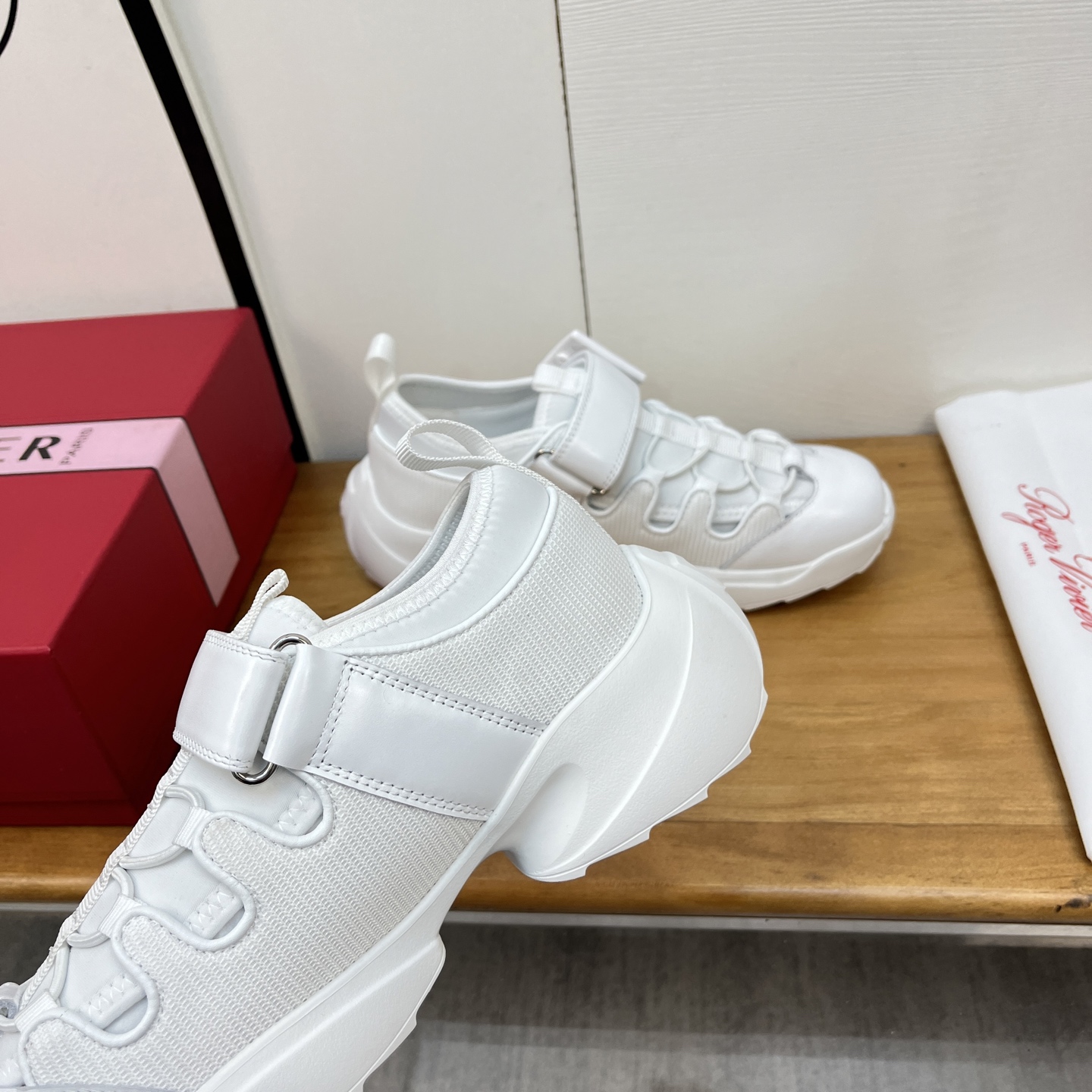 “Roger Vivier SS25 New Arrival Spring and Summer Shoes Offer: $672, Sizes 35-41” - 图片 8