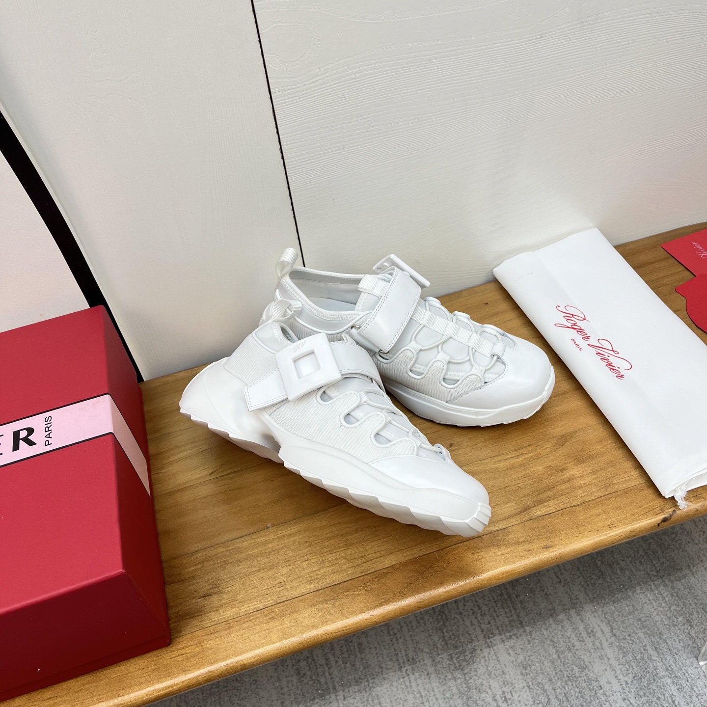 “Roger Vivier SS25 New Arrival Spring and Summer Shoes Offer: $672, Sizes 35-41” - 图片 4