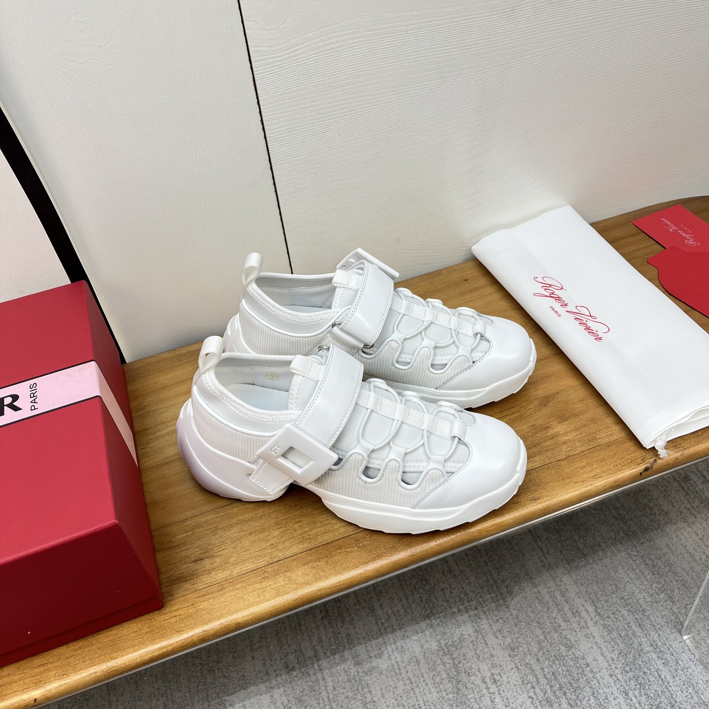 “Roger Vivier SS25 New Arrival Spring and Summer Shoes Offer: $672, Sizes 35-41” - 图片 3